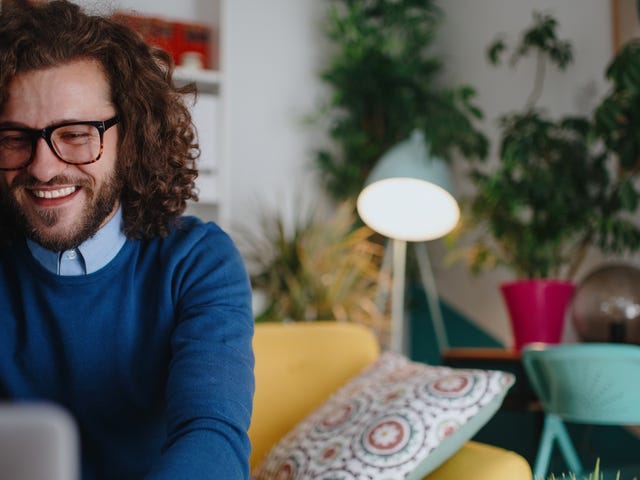 Homem faz curso de inglês em Curitiba.