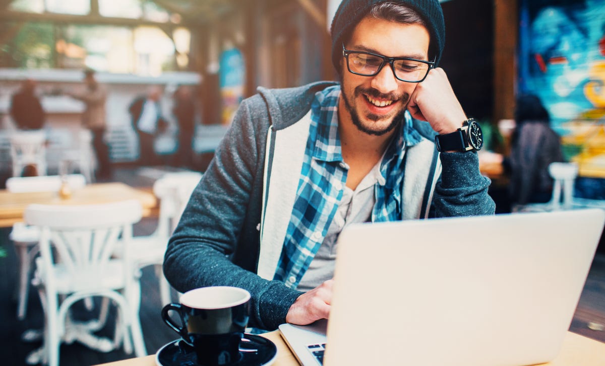 Homem estuda inglês com preparatório para o teste IELTS.