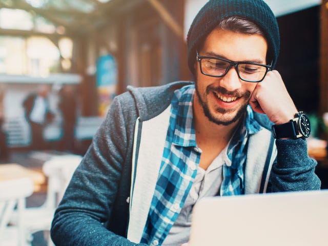 Homem estuda inglês com preparatório para o teste IELTS.