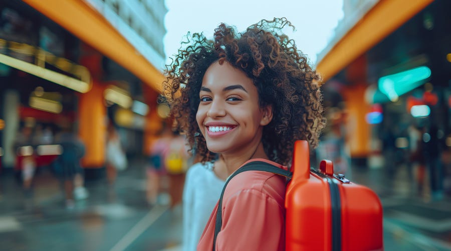 mulher com uma mochila chegando a outro pais para acelera o aprendizado em inglês?