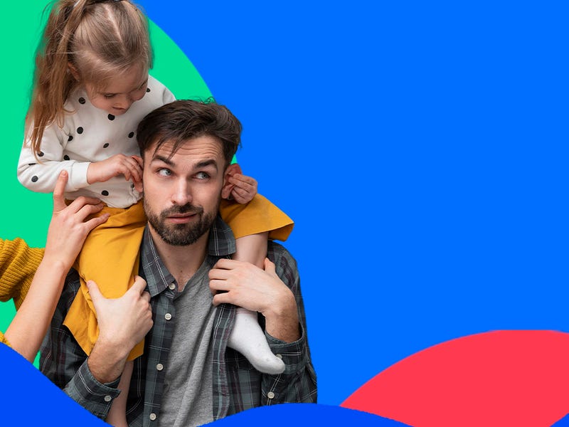 Família em francês com mãe, pai e filha pequena nos ombros do pai.