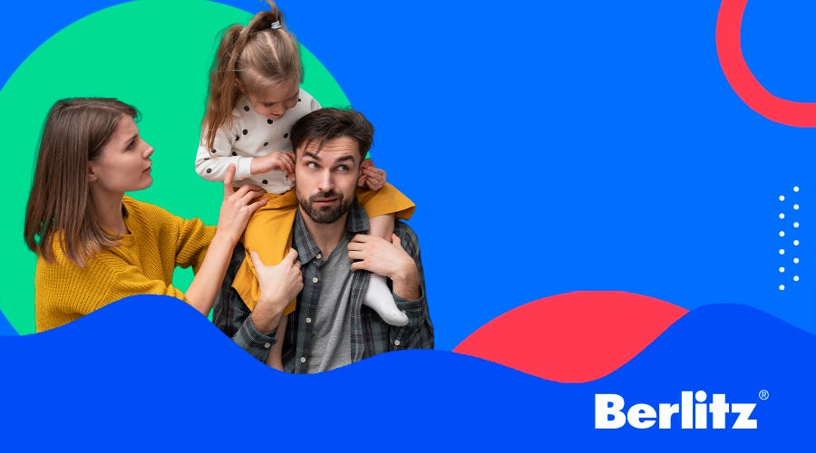 Família em francês com mãe, pai e filha pequena nos ombros do pai.