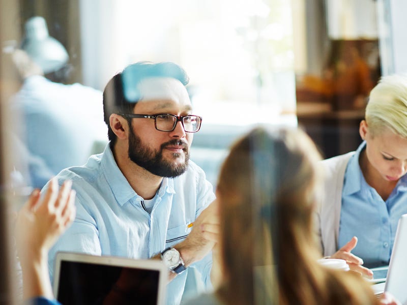 Grupo de funcionários discute sobre produtividade no trabalho