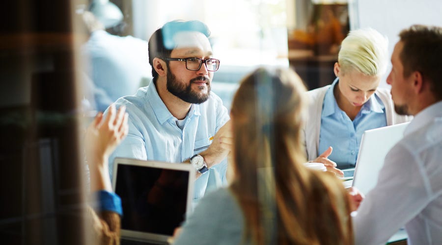 Grupo de funcionários discute sobre produtividade no trabalho