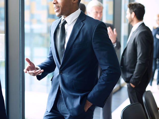 Advogados conversando animadamente sobre as aulas de inglês jurídico.
