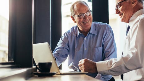 Homens estudam em centro virtual de idiomas do Berlitz