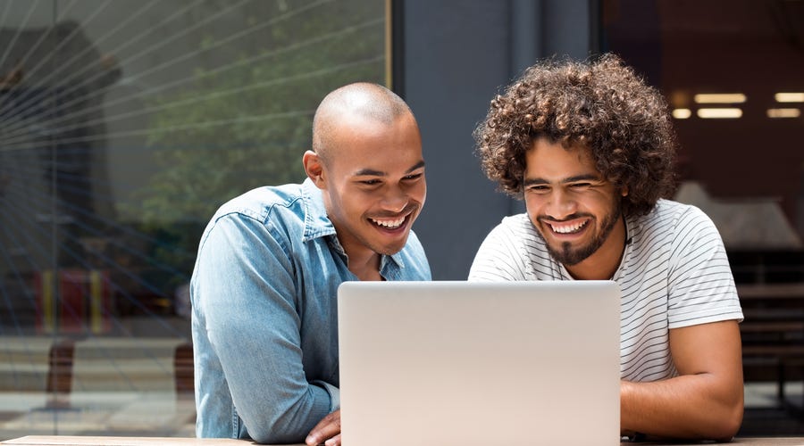 Alunos escolhem juntos qual o melhor curso de inglês.
