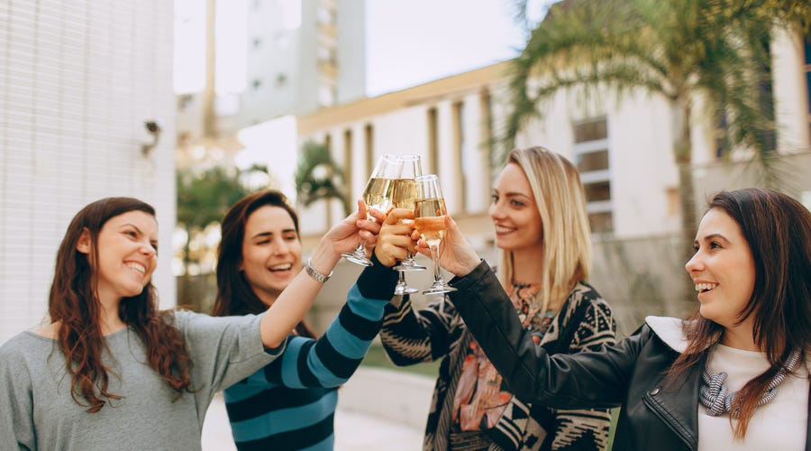 Jovens celebram festas tradicionais espanholas