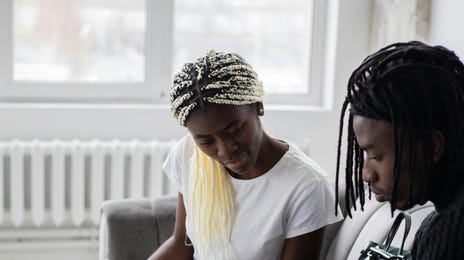 Dois alunos estudando com livros para o curso de alemão no Rio.