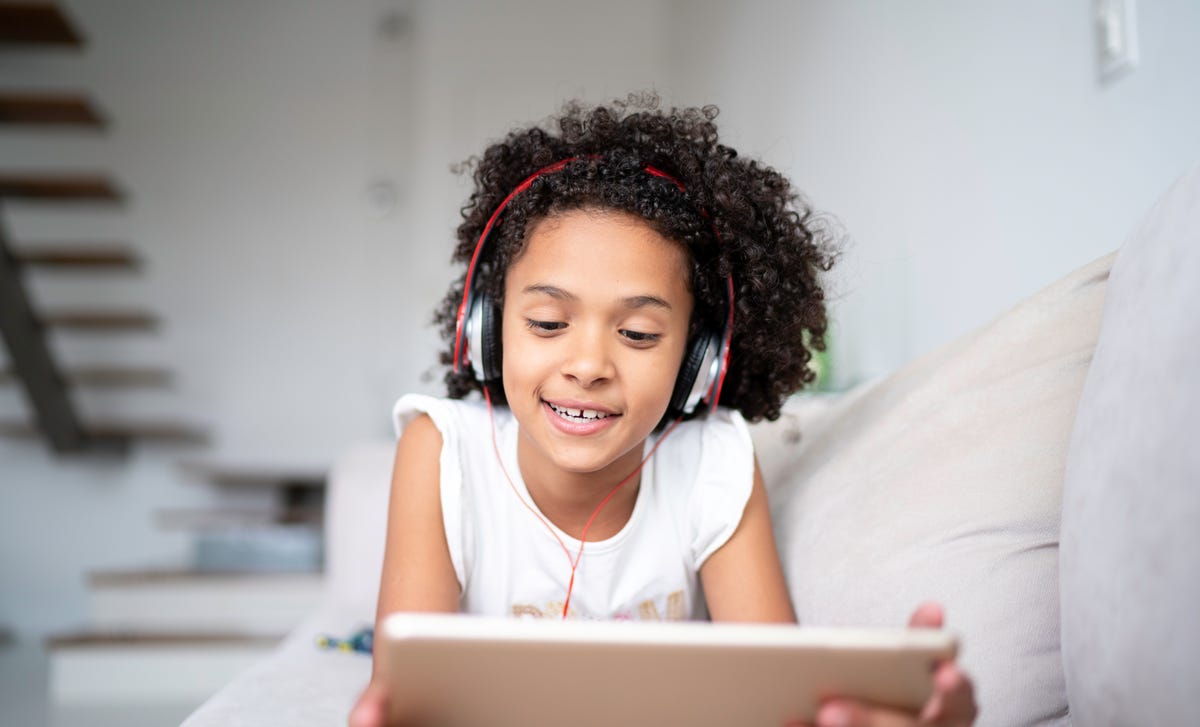 Criança aprende inglês com o Berlitz Play pelo tablet