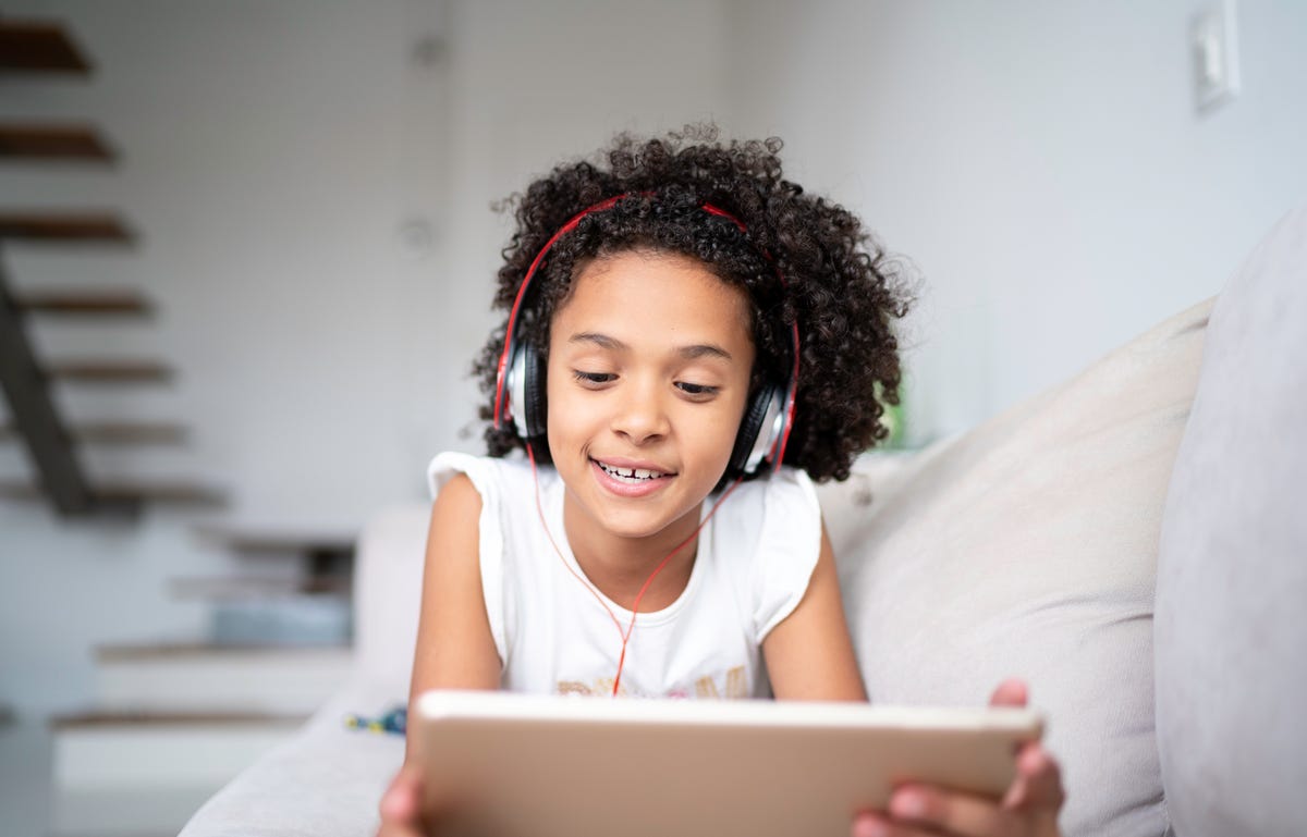 Criança aprende inglês com o Berlitz Play pelo tablet