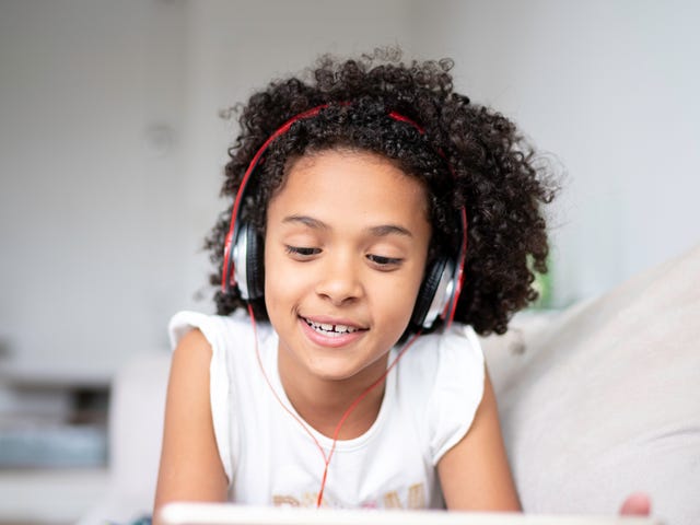 Criança aprende inglês com o Berlitz Play pelo tablet