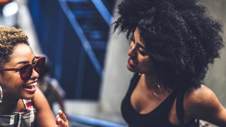 Jovens aprendem sobre o Berlitz juntas