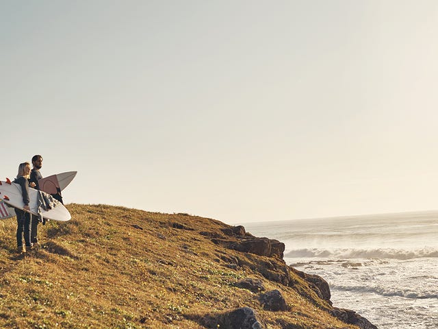 Casal de surfistas aproveitam para surfar na Gold Coast no intercâmbio Austrália.
