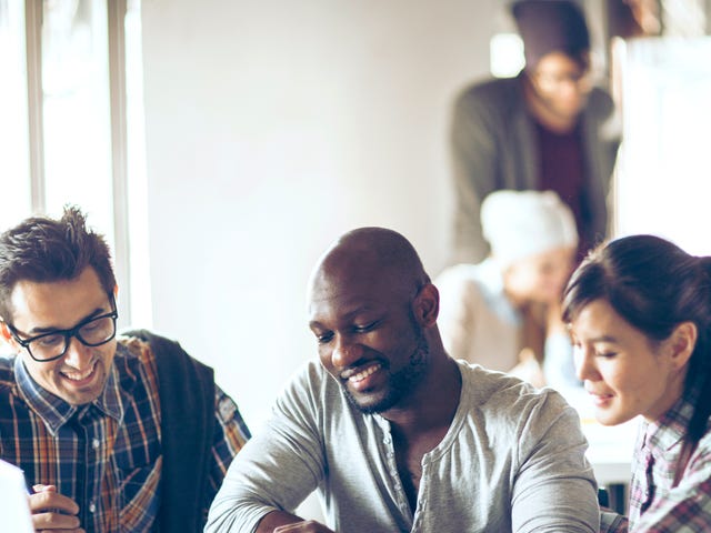 Grupo de alunos aproveita as promoções de cursos de idiomas do Berlitz.