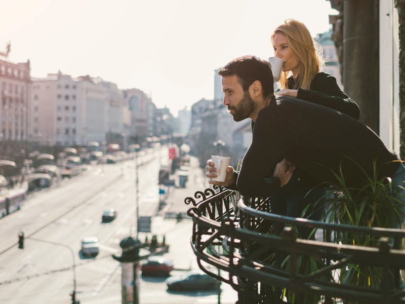 Casal troca palavras bonitas em francês entre si