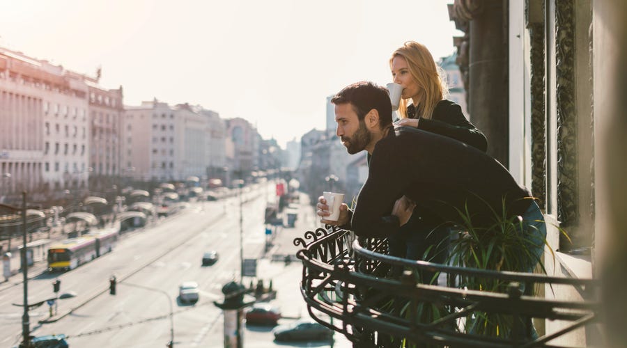 Casal troca palavras bonitas em francês entre si