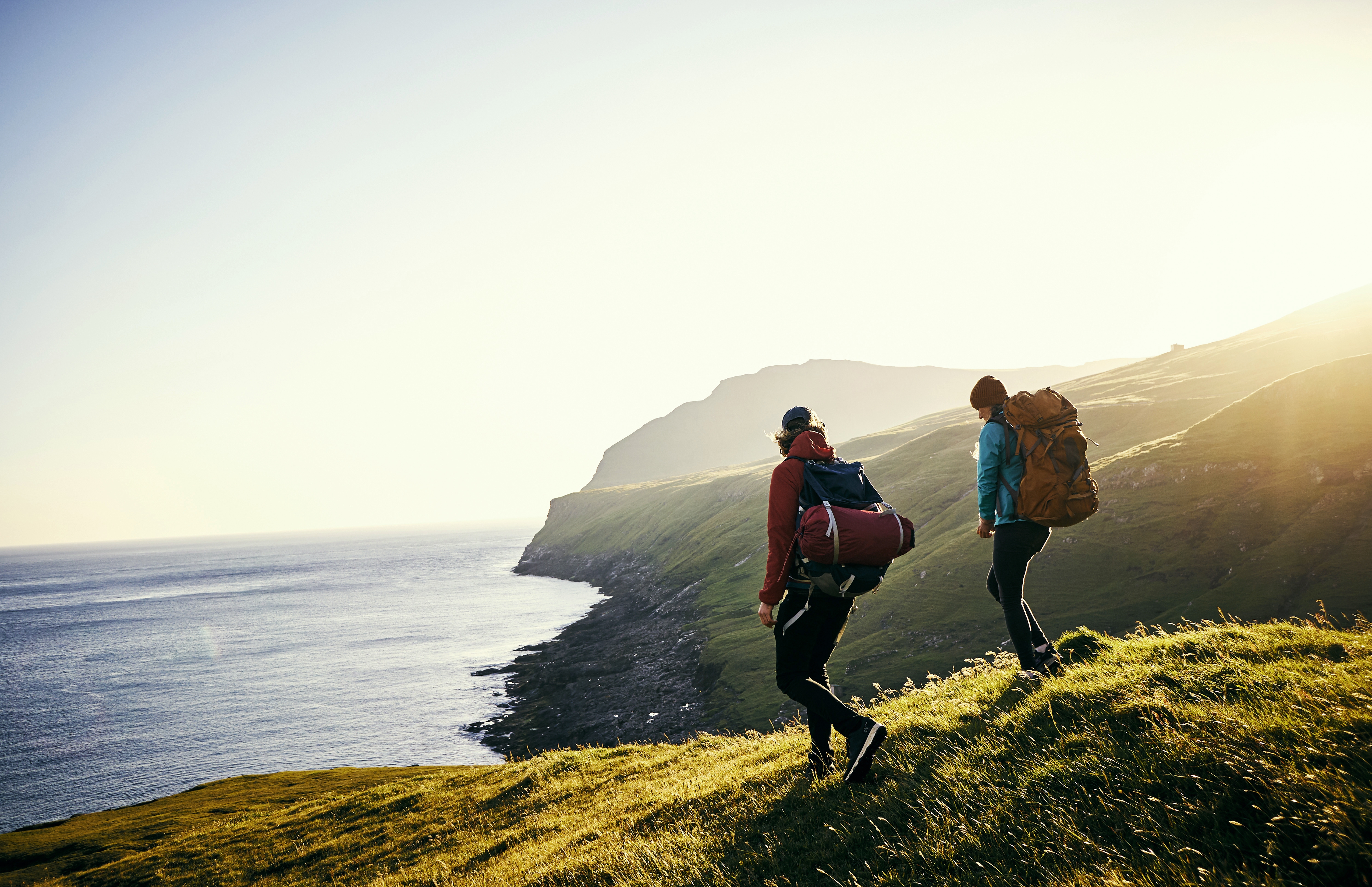 Dois amigos explorando as montanhas no intercâmbio Irlanda.