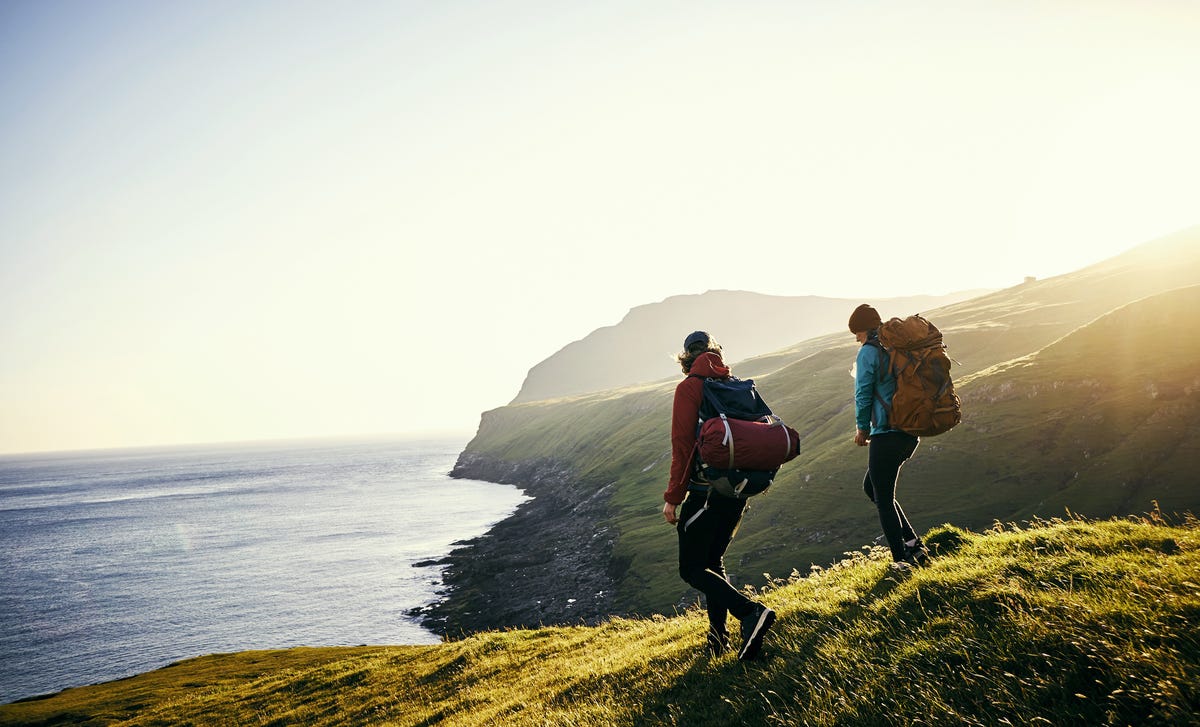Dois amigos explorando as montanhas no intercâmbio Irlanda.