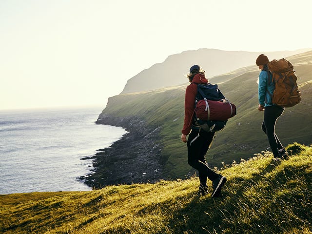 Dois amigos explorando as montanhas no intercâmbio Irlanda.
