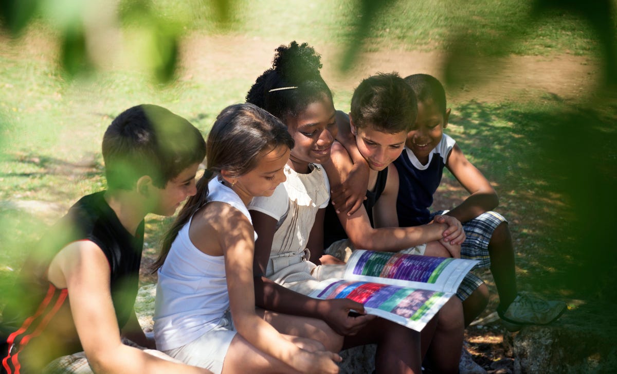 Menino se diverte com estudo de curso de idiomas para crianças e adolescentes.