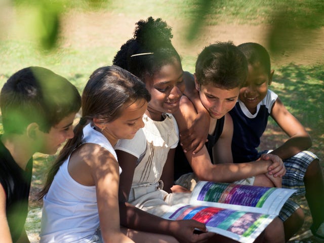 Menino se diverte com estudo de curso de idiomas para crianças e adolescentes.