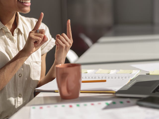 Mulher se preparando para o curso presencial TELC