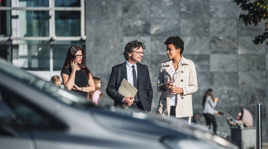 Funcionários discutem os KPIs da empresa