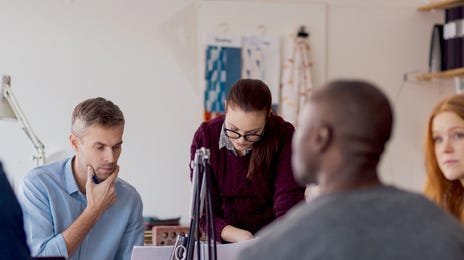 O método Berlitz de idiomas incentiva conversação entre alunos.