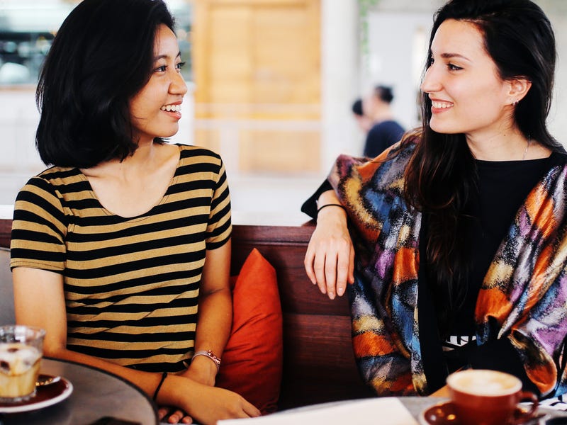 Jovens fazem perguntas em inglês