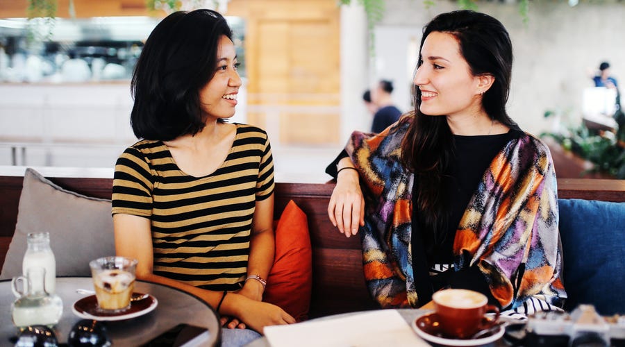 Jovens fazem perguntas em inglês