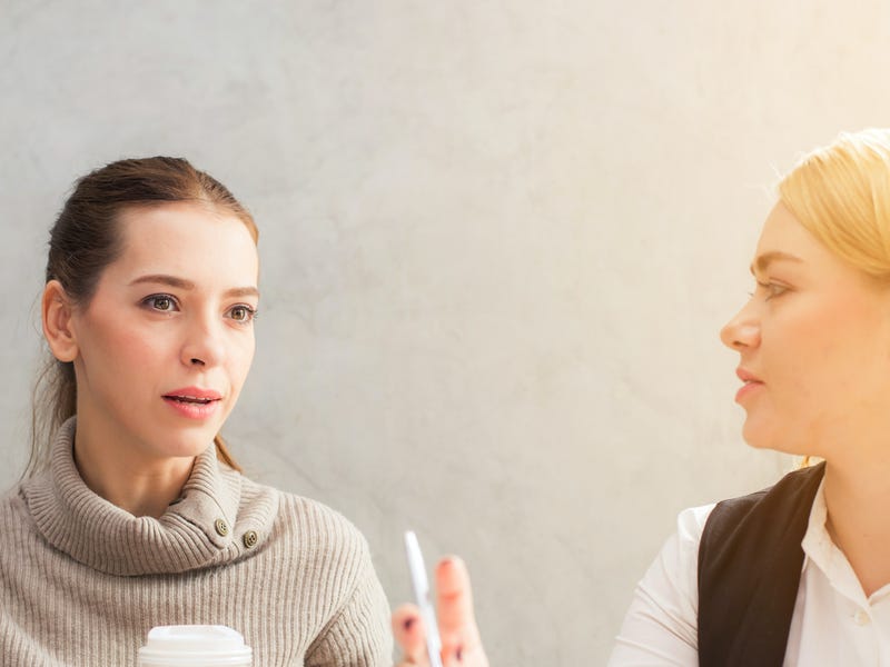 Duas mulheres conversando sobre os pronomes em inglês.