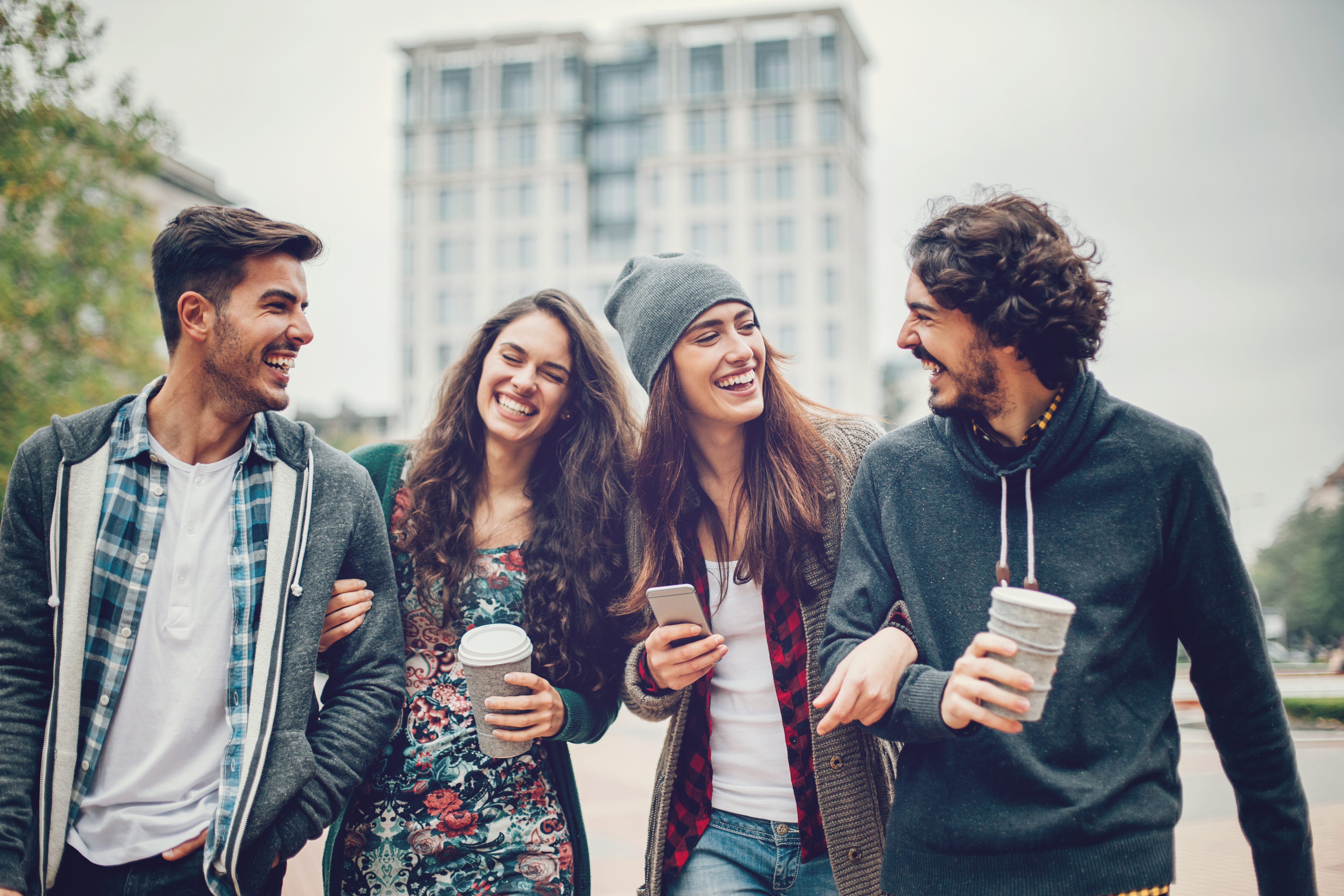 Jovens falam gírias italianas entre si