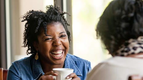 Jovens estudam idiomas juntas