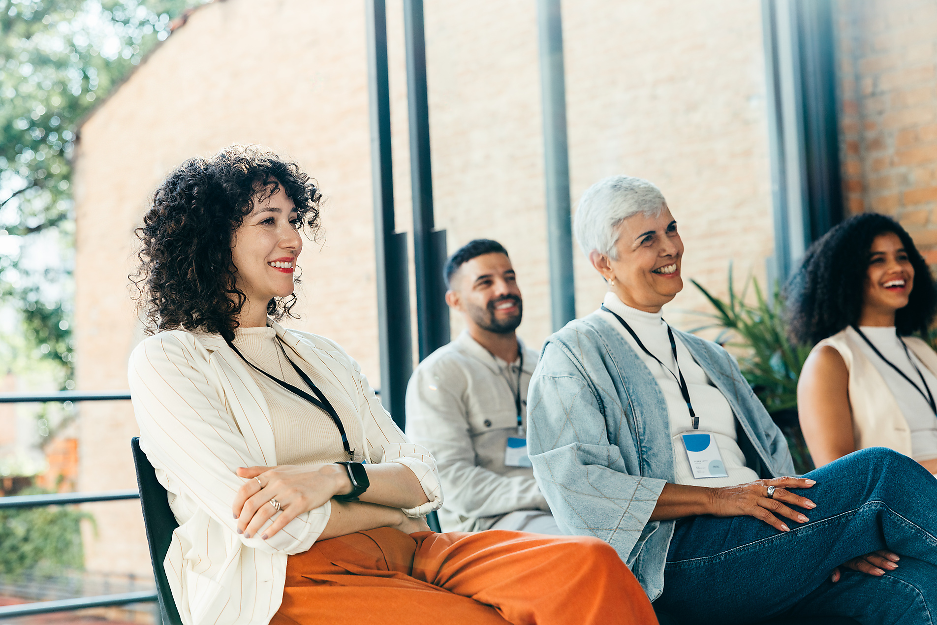 Equipe de trabalho ouvindo uma exposição que influencia seu aprendizado