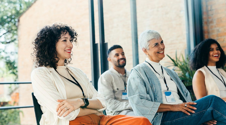Equipe de trabalho ouvindo uma exposição que influencia seu aprendizado
