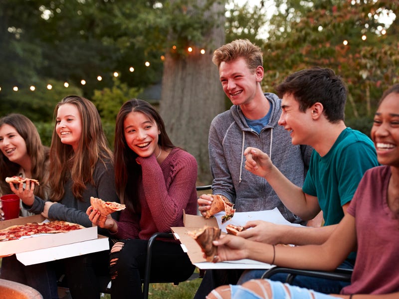 Grupo de amigos pratica small talk durante festa