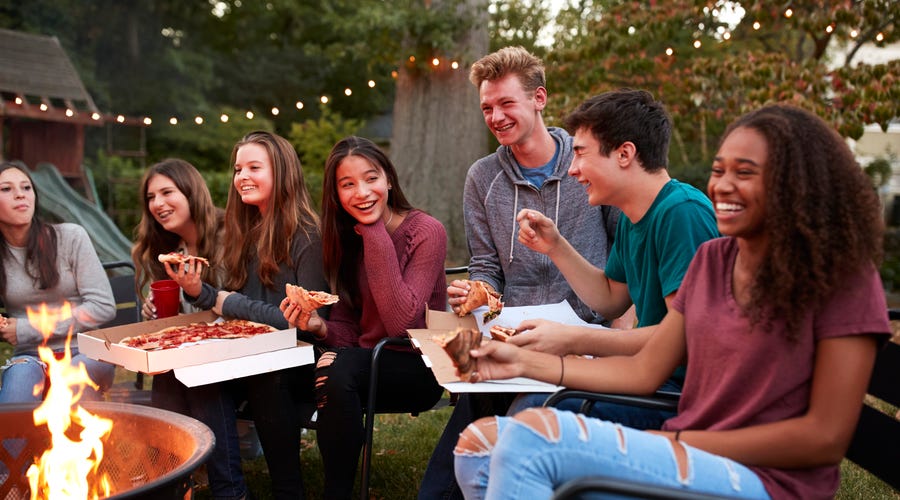 Grupo de amigos pratica small talk durante festa