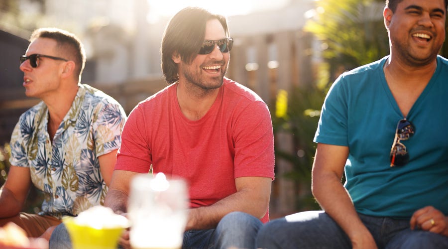 Pessoas festejam feriados da França com amigos