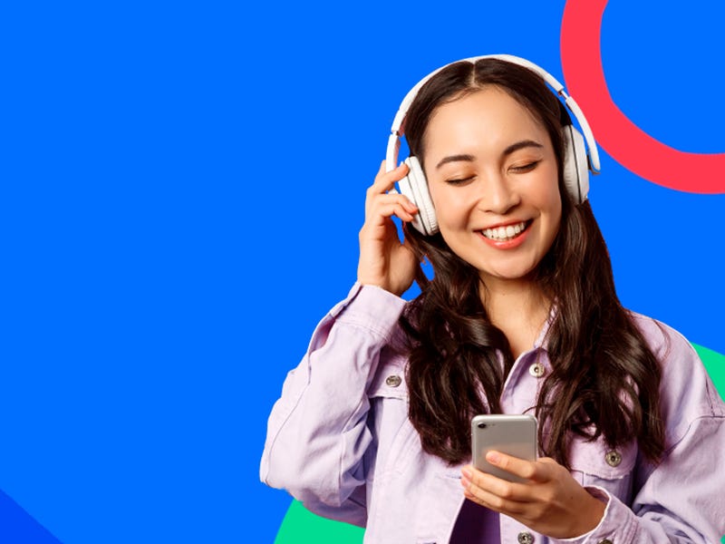 Jovem escutando em seus fones de ouvido um episódio do podcast sobre adjetivos em inglês.