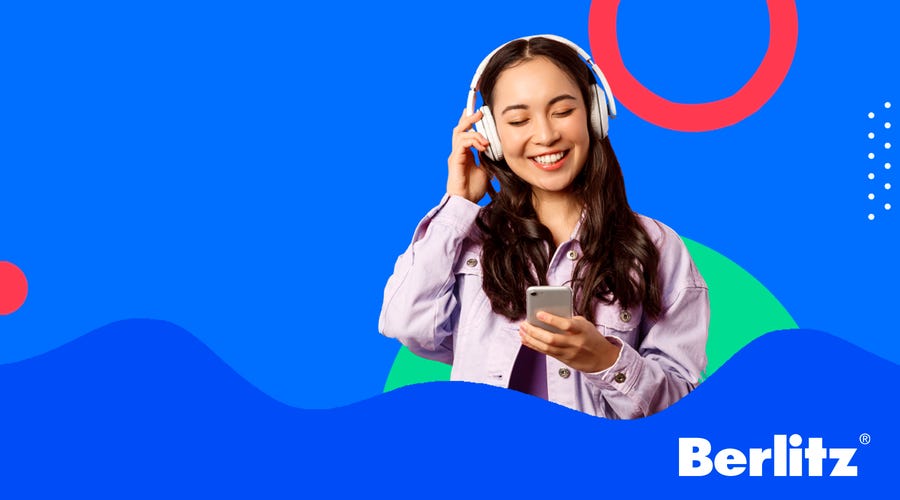 Jovem escutando em seus fones de ouvido um episódio do podcast sobre adjetivos em inglês.