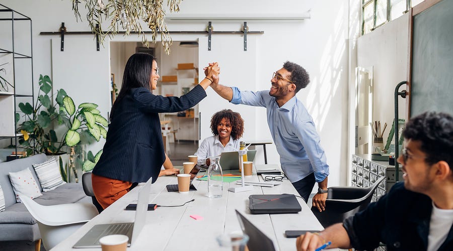 Grupo de trabalho desenvolvendo habilidades de trabalho em equipe