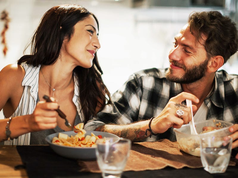 Casal diz "eu te amo" em inglês um para o outro