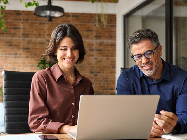 um casal estudando em grupo para o TOEFL