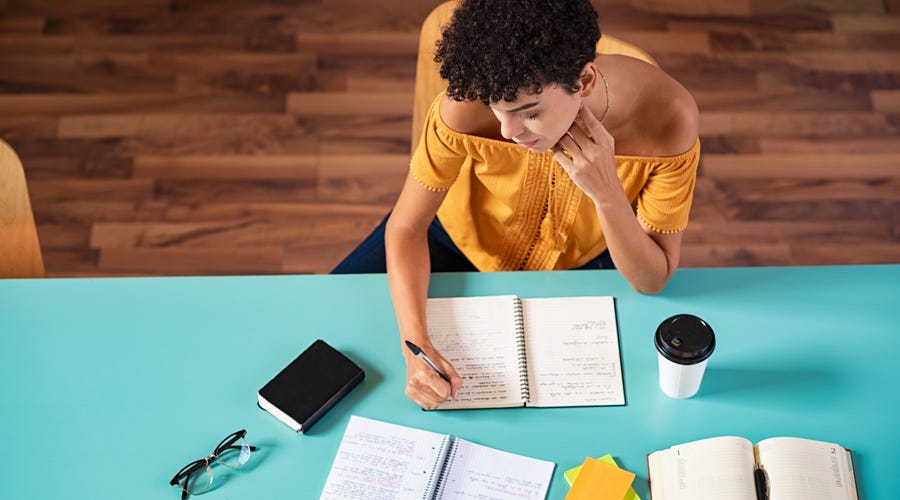 Estudante aprende os objetos escolares em inglês