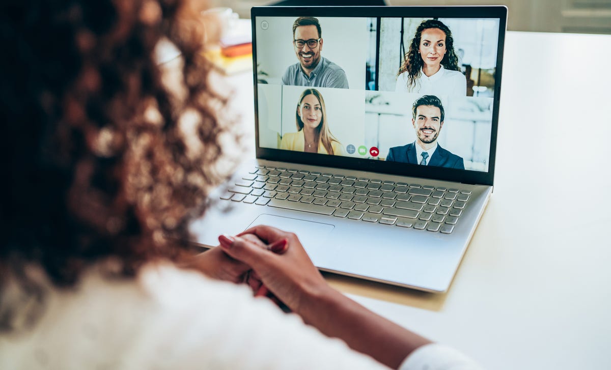 Mulher pratica a pronúncia em inglês em aula online com alunos