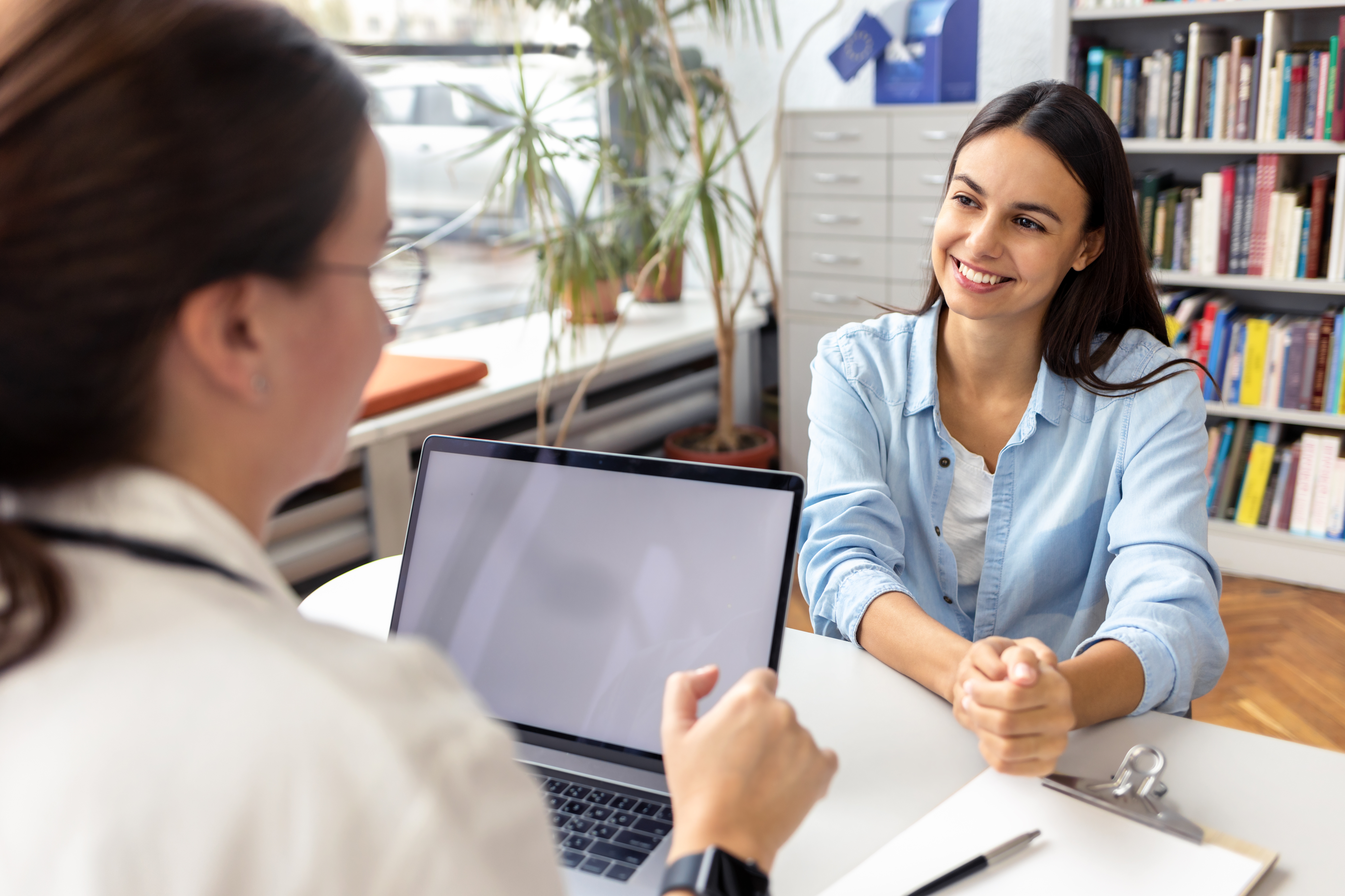 Mulher fazendo o exame Telc c1