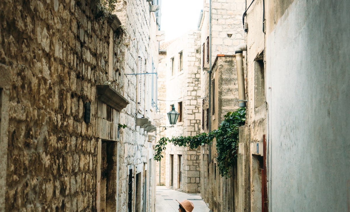 Jovem aprende aramaico com o Berlitz para viajar