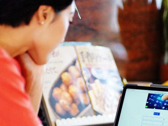 Jovem estuda com a plataforma Berlitz Flex