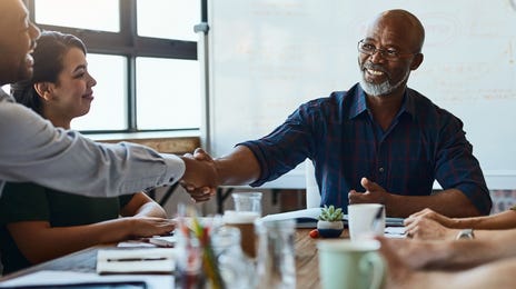 Homens trabalham junto com time do Berlitz
